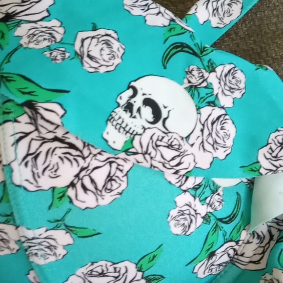 Hot Topic Turquoise Skull and Roses Ruffle Bandeau Swim Top - Picture 7 of 10